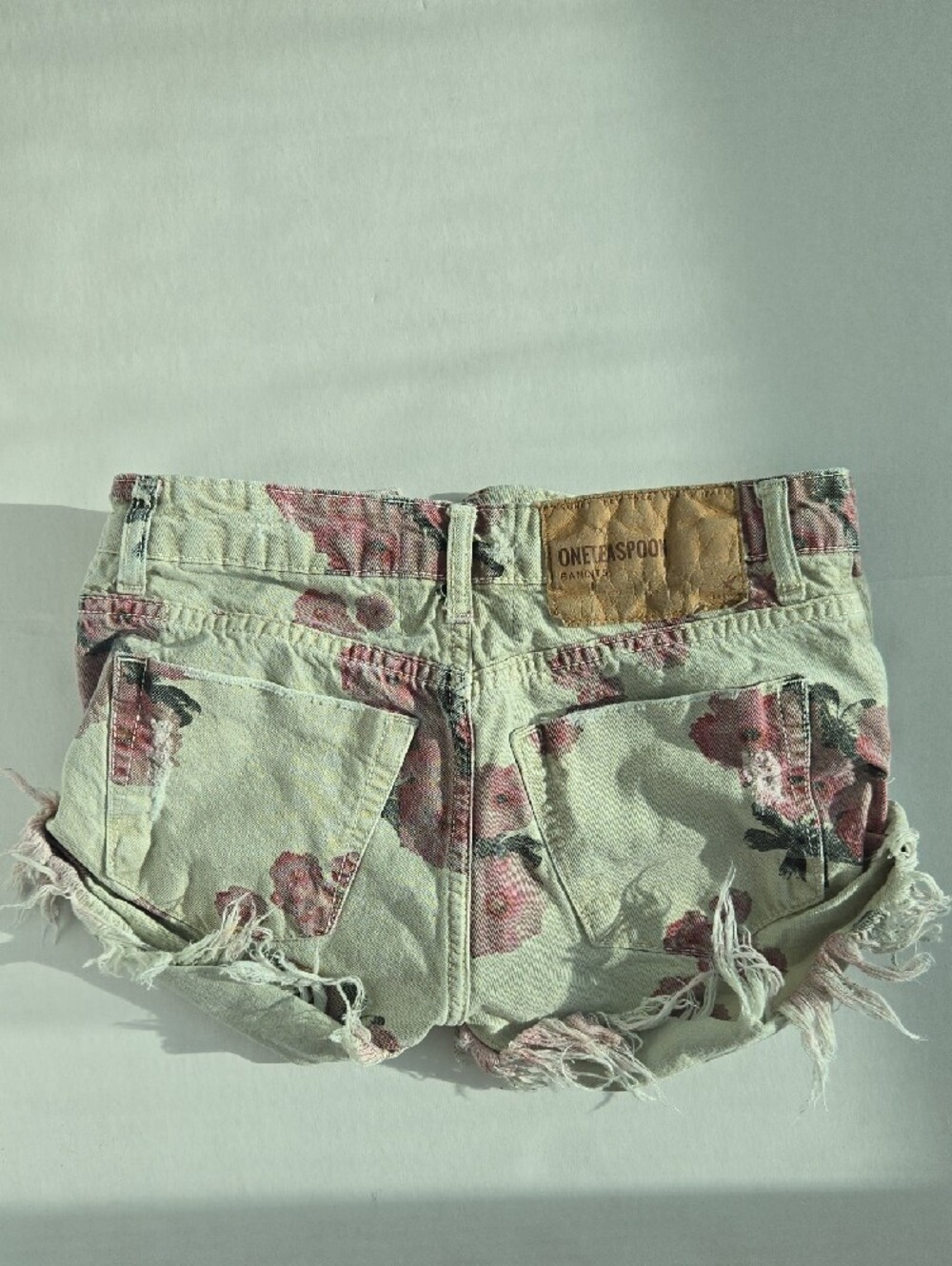 One Teaspoon Cream Floral Distressed Jean Shorts SIZE 22 - Picture 5 of 5